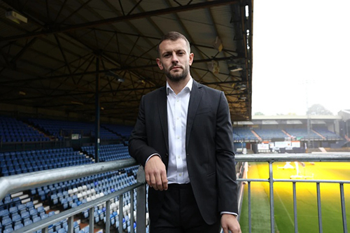 出师不利!威尔希尔卢顿首战败北,球迷当场高喊“明天就下课”