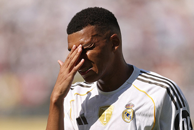 <a href=/star-player/zuqiuxg/119.html target=_blank class=infotextkey>梅西</a>已揽4金球+3<a href=/zuqiuxg/ouguan/ target=_blank class=infotextkey>欧冠</a>，C罗1金球+1欧冠，同龄姆巴佩仍0金球0欧冠