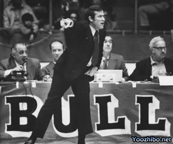 1970-71赛季,迪克-莫塔如何引领芝加哥<a href=/lanqiuxg/bulls/ target=_blank class=infotextkey>公牛</a>队逆袭,揽获最佳教练殊荣