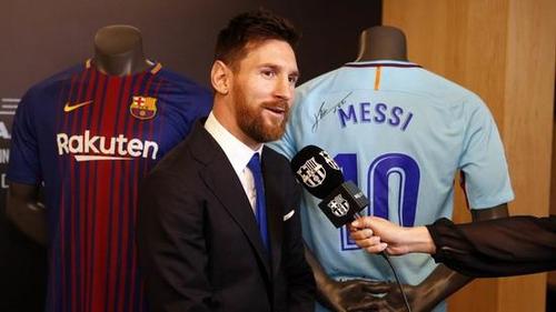 目前想要引进梅西,巴萨方面要转会费不低于2.2亿欧元