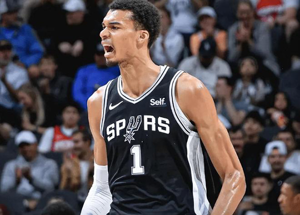 马刺新赛季崛起:文班引领创队史最佳开局