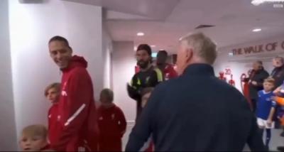 英媒:赛前火药味十足!莫耶斯与主裁激烈交涉,范迪克场边大笑围观