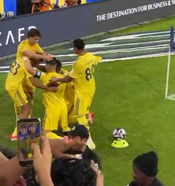 绝杀瞬间！<a href=/star-player/zuqiuxg/122.html target=_blank class=infotextkey>菲利克斯</a>给C罗戴上“胜利信物”，C罗跳舞回应嗨爆！