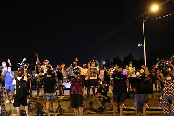 而巴萨球迷目前也是想挽留梅西,并抗议巴萨高层