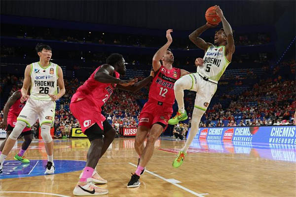 凤凰102-100险胜野猫 周琦11分 芒福德24+6+9 科顿28+9